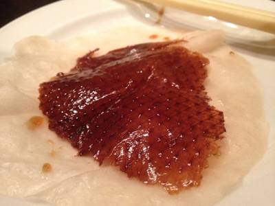 เป็ดปักกิ่งหนังกรอบ ที่ ร้านอาหาร ไออาต้า (IATA)