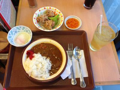 ข้าวแกงกะหรี่ไข่ออนเซ็นและชุดไก่คาราเกะ&ชาเขียว ที่ ร้านอาหาร Sukiya (สุคิยะ) Asiatique