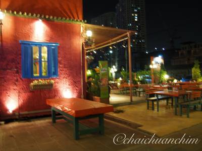 มุมที่นั่งด้านนอก ที่ ร้านอาหาร Tuscany Thai Cuisine