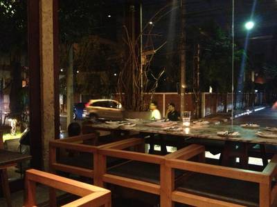 ติดถนนในซอยเลยค่ะ มองหนุ่มๆ ถนัด แหะ แหะ ที่ ร้านอาหาร Salt