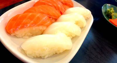 ข้าวปั้นหน้าแซลมอนและปลาหมึก ที่ ร้านอาหาร Inaho (อินาโฮ)