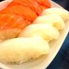 ข้าวปั้นหน้าแซลมอนและปลาหมึก ที่ ร้านอาหาร Inaho (อินาโฮ)