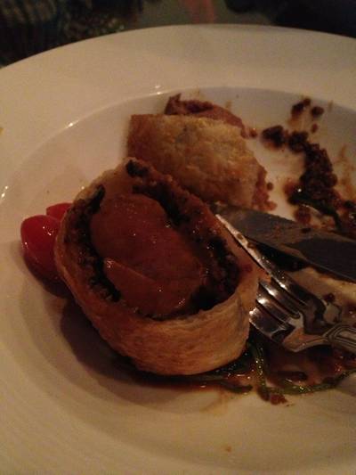 Pork Wellington ที่ ร้านอาหาร Triplets Brasserie