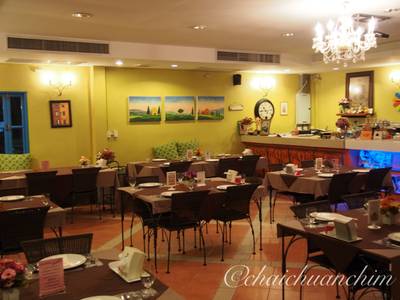 ที่นั่งด้านใน ที่ ร้านอาหาร Tuscany Thai Cuisine