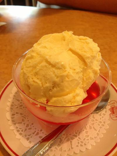 ไอศครีมลูกใหญ่เกินไป ไม่เหมาะกับเยลลี่ ที่ ร้านอาหาร Volcano