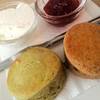 ทำไม Scone สาขานี้แตกง่ายจัง :( ที่ ร้านอาหาร Peony Teafe' & Gallery