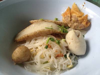 เส้นเล็กแห้ง เส้นเหนียวสะใจ ฮื่อก้วยทอดคือที่สุด! ที่ ร้านอาหาร ต.รุ่งโรจน์ ลูกชิ้นปลา เส้นเล็กแห้ง เส้นเหนียวสะใจ ฮื่อก้วยทอดคือที่สุด! ที่ ร้านอาหาร ต.รุ่งโรจน์ ลูกชิ้นปลา
