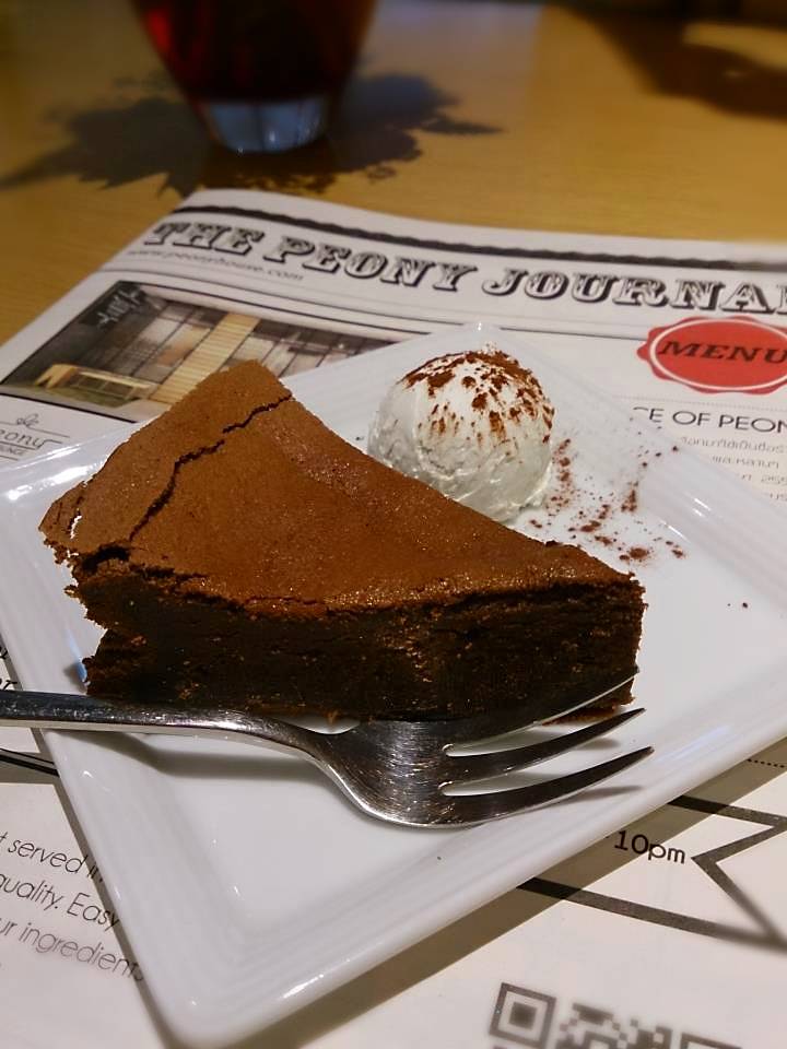 Chocolate Classique เป็นเมนู Signature แต่มันก็คือบราวนี่เนื้อแน่นนี่เอง ที่ ร้านอาหาร Peony Teafe' & Gallery