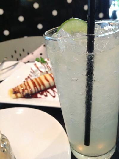 น้ำมะนาวโซดา เปรี้ยวจับจิต ฟินนน ที่ ร้านอาหาร Sweet Hound