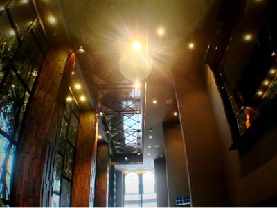 สงสัยเพดานจะสูงจัด ต้องส่องแสงแรงๆ เดี๋ยวไม่ถึง ที่ ร้านอาหาร Nara Thai Cuisine Central World