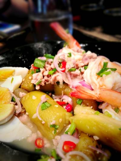 เข้ามาชมยำมะเขือยาวกุ้งสดใกล้ๆ หน่อย ที่ ร้านอาหาร Nara Thai Cuisine Central World