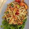 ส้มตำกุ้งทอด ที่ ร้านอาหาร ต้นทอง