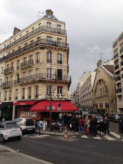 สเต็กต่อคิว เป็นอะไรที่คิวยาวตั้งแต่ร้านเปิดยันปิด... ที่ ร้านอาหาร Le Relais de Venise