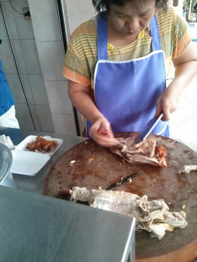 แล่ได้เนียนมาก ที่ ร้านอาหาร เป็ดย่างหยิ่วกี่