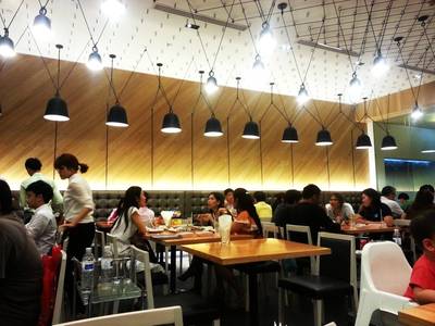 ร้านตกแต่งสไตล์สมัยใหม่ ฉีกแนวร้านซีฟู๊ดไทยเดิม สวยมากๆ ที่ ร้านอาหาร แหลมเจริญซีฟู้ด Central ลาดพร้าว