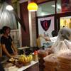 มันบางมากเห็นไหม ที่ ร้านอาหาร โรตีกู