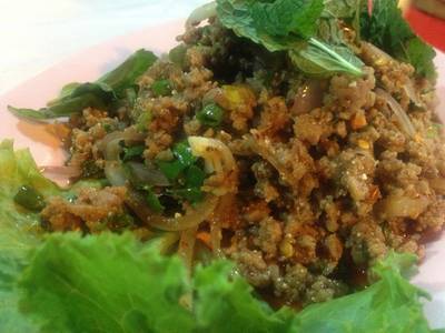 ลาบปลาดุก  ที่ ร้านอาหาร ต่ายเมี่ยงปลาเผา