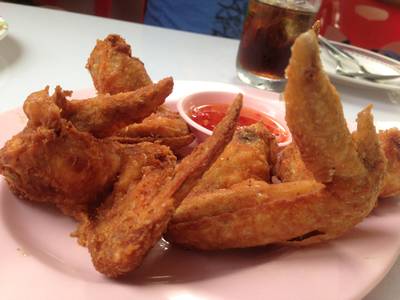 ปีกไก่ทอด :)) ที่ ร้านอาหาร เก๋าใหญ่ ซีฟู๊ด