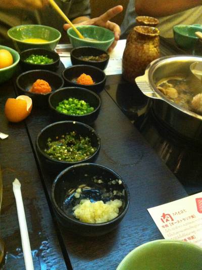 น้ำจิ้มเครื่องปรุงเพียบ ที่ ร้านอาหาร Mo-Mo Paradise Central พระราม 9