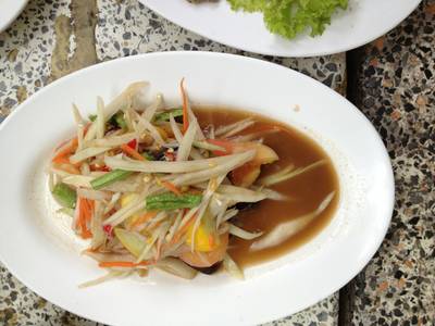 ตำปูปลาร้า ที่ ร้านอาหาร อิ่มปลาเผา ตลิ่งชัน