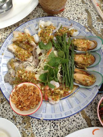 ยำ 5 สมุทร ที่ ร้านอาหาร อิ่มปลาเผา ตลิ่งชัน