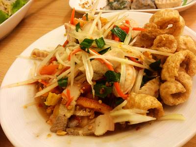 ส้มตำสไตล์เวียดนาม อร่อยแฮะ.. ที่ ร้านอาหาร หง่อนหลำ สะพานเหลือง