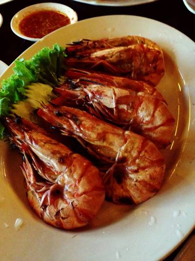 กุ้งเผา ที่ ร้านอาหาร เกาะลันตา สุวรรณภูมิ