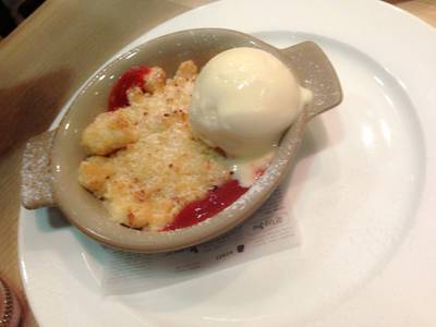 Apple Crumble ที่ ร้านอาหาร After You Dessert Cafe La Villa Apple Crumble ที่ ร้านอาหาร After You Dessert Cafe La Villa