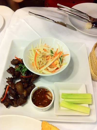 แกะแแดดเดียว มาพร้อมส้มตำเด็ก ที่ ร้านอาหาร Another Hound Café 