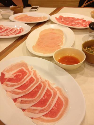 เนื้อ หมู ไก่ ที่ ร้านอาหาร Suki Bar