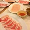เนื้อ หมู ไก่ ที่ ร้านอาหาร Suki Bar