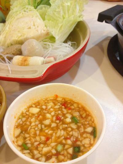 น้ำจิ้มแนะนำให้ผสมกัน2 อย่างรสถึงจะพอดีๆ ที่ ร้านอาหาร Suki Bar