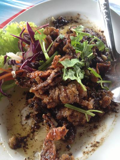 ปูนิ่มผัดพริกไทดำ ที่ ร้านอาหาร แพครูวิทย์