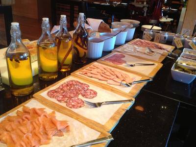 ร้านอาหาร Flavors @ Renaissance Ploenchit Hotel