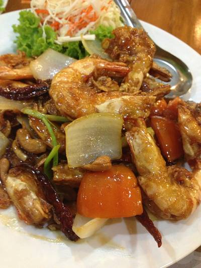 กุ้งซอสมะขาม ที่ ร้านอาหาร ร้านต้นพร้าว กู้กู ภูเก็ต