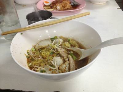 บะหมี่เกี๊ยวต้มยำ ที่ ร้านอาหาร เล็กต้มยำ เจริญนคร
