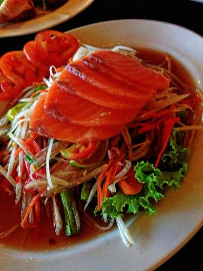 ส้มตำปลาแซลมอน ที่ ร้านอาหาร เกาะลันตา สุวรรณภูมิ