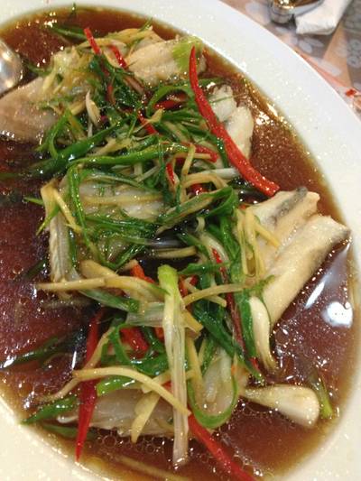 ราวท้องปลานึ่งซีอิ้ว ที่ ร้านอาหาร ร้านต้นพร้าว กู้กู ภูเก็ต