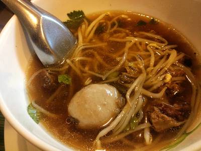 เส้นเล็กชิ้น เนื้อเปื่อย ที่ ร้านอาหาร วัฒนาพานิช ก๋วยเตี๋ยวเนื้อ