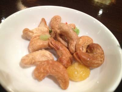 มาถึงเค้าจะเอาเม็ดมะม่วงกับแป๊ะก๊วย มาให้ทานเล่นคะ ที่ ร้านอาหาร Liu โรงแรม Conrad