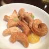 มาถึงเค้าจะเอาเม็ดมะม่วงกับแป๊ะก๊วย มาให้ทานเล่นคะ ที่ ร้านอาหาร Liu โรงแรม Conrad
