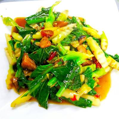 รสชาติเข้มข้นดี แต่หมูกรอบชิ้นเล็กไป ที่ ร้านอาหาร เบียร์โภชนา