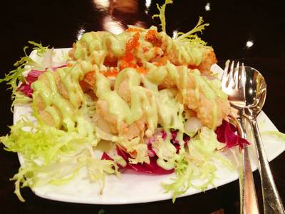 สลัดกุ้งทอดราดครีมซอสวาซาบิ อร่อยดีคะ ไม่เผ็ดคะ ทานได้ทุกคน ที่ ร้านอาหาร Liu โรงแรม Conrad