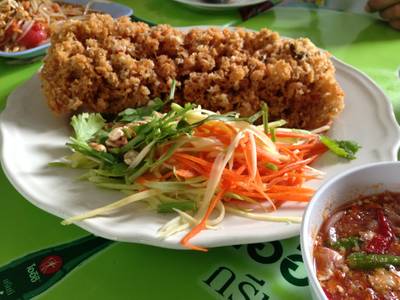 ยำปลาดุกฟู (80 บาท) ที่ ร้านอาหาร ส้มตำมุมทอง
