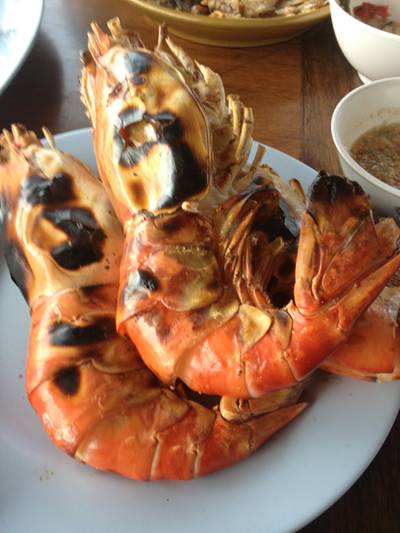 กุ้งเผา ไซด์กลาง ที่ ร้านอาหาร ต้นน้ำ บางปะอิน