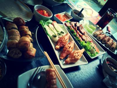 กุ้ง หมู อ้อย แหนม ที่ ร้านอาหาร VT Nam Nueng Chiang Mai