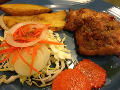 สเต๊กไก่ตะไคร้ หอมและจัดจ้าน ที่ ร้านอาหาร ท่าพระจันทร์