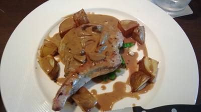 สเต้กไก่ซอสเห็ด อร่อยมาก ที่ ร้านอาหาร Anya's Place Salaya