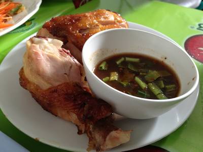 ไก่สะโพกย่าง (ชิ้นละ 40 บาท) ที่ ร้านอาหาร ส้มตำมุมทอง