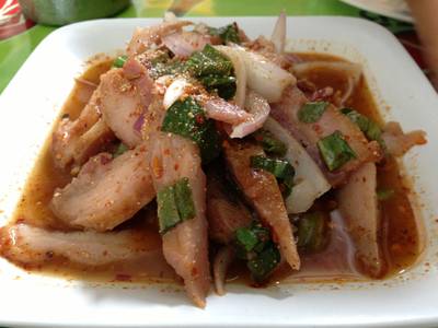 น้ำตกคอหมูย่าง (50 บาท) ที่ ร้านอาหาร ส้มตำมุมทอง